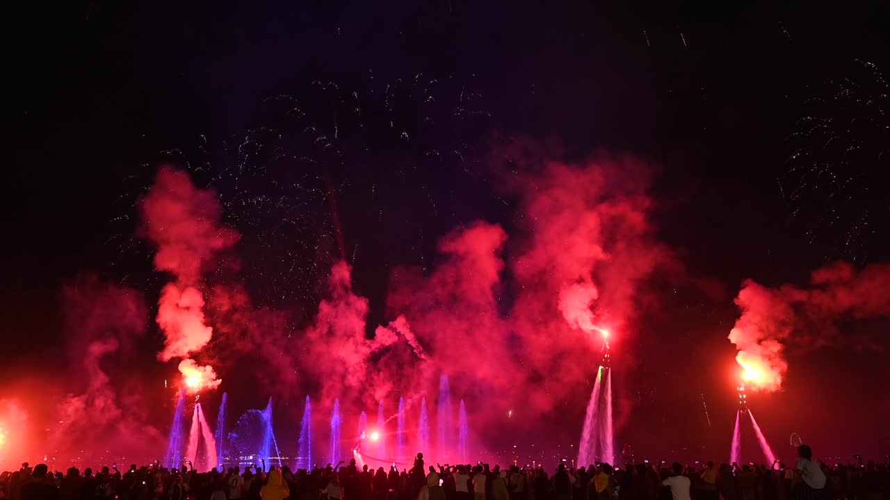 4k: impresionante flyboard led y espectáculo de fuegos artificiales 2023 en el paseo marítimo al majaz de sharjah, emiratos árabes unidos