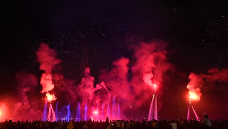 4k:-Impresionante-Flyboard-Led-Y-Espectáculo-De-Fuegos-Artificiales-2023-En-El-Paseo-Marítimo-Al-Majaz-De-Sharjah,-Emiratos-árabes-Unidos