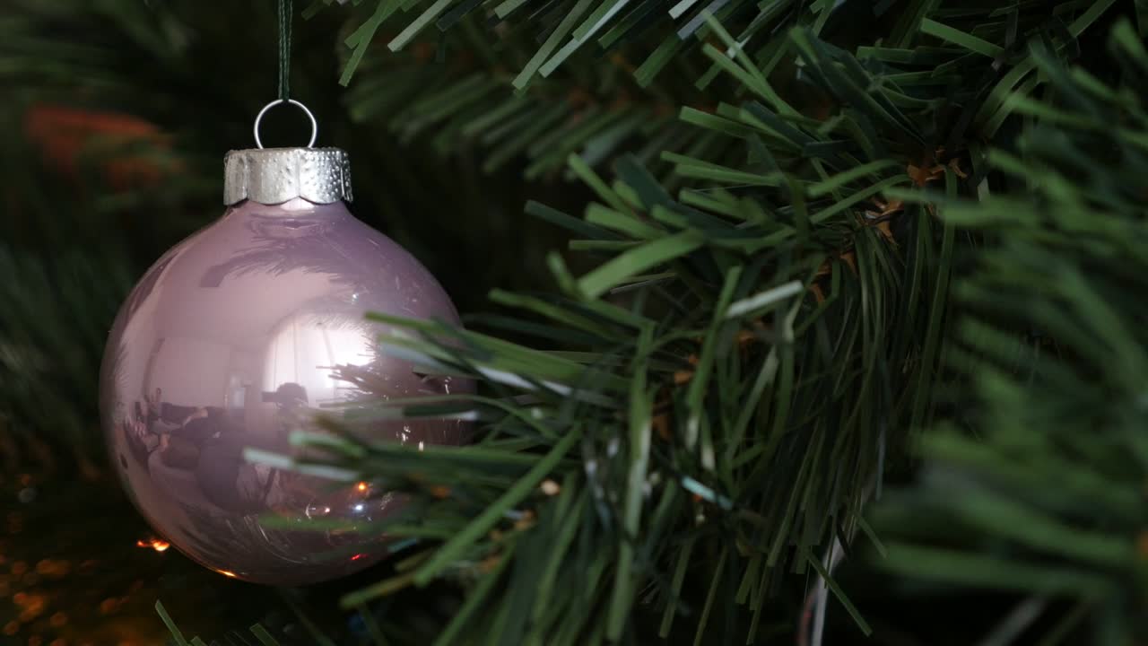 brillante árbol de navidad bauble poco profundo dof 4k 2160p 30fps imágenes ultrahd - color rosa reflejo adorno redondo para la decoración de la noche de año nuevo 3840x2160 video uhd