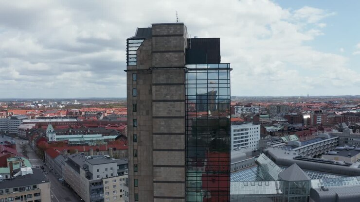Ripresa in risalita dell'Hotel Scandic a Malmö che rivela la città