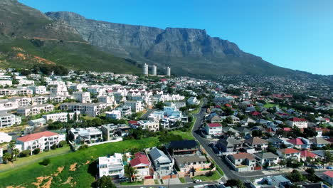 el paisaje urbano de ciudad del cabo con la montaña de la mesa