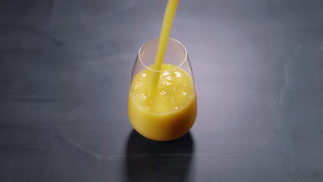 Orangensaft-In-Zeitlupe-In-Glas-Gießen