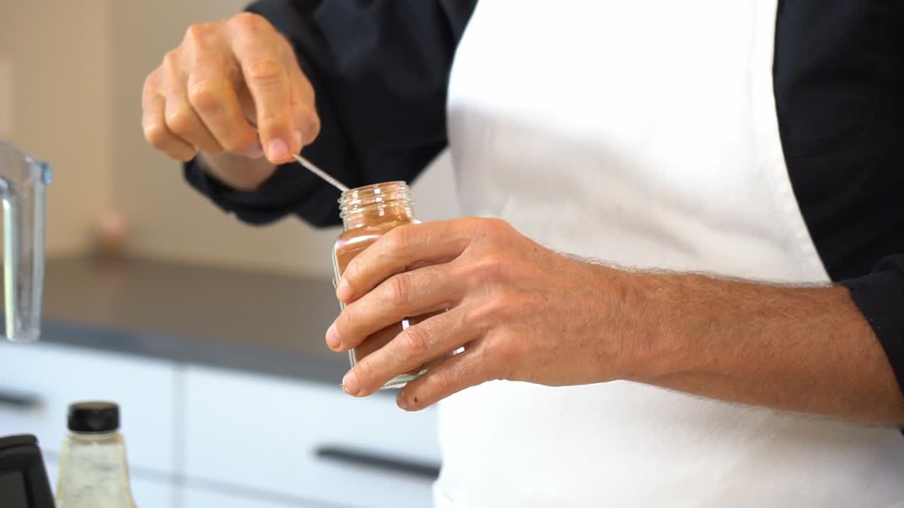 añadiendo especias a la licuadora para hacer salsa para zoodles añadiendo a la taza un estilo de vida vegetariano saludable dieta de desintoxicación