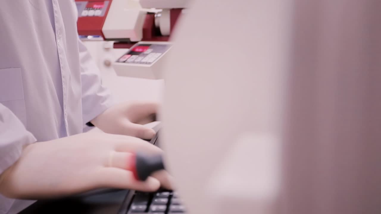 ученый, работающий в лаборатории.