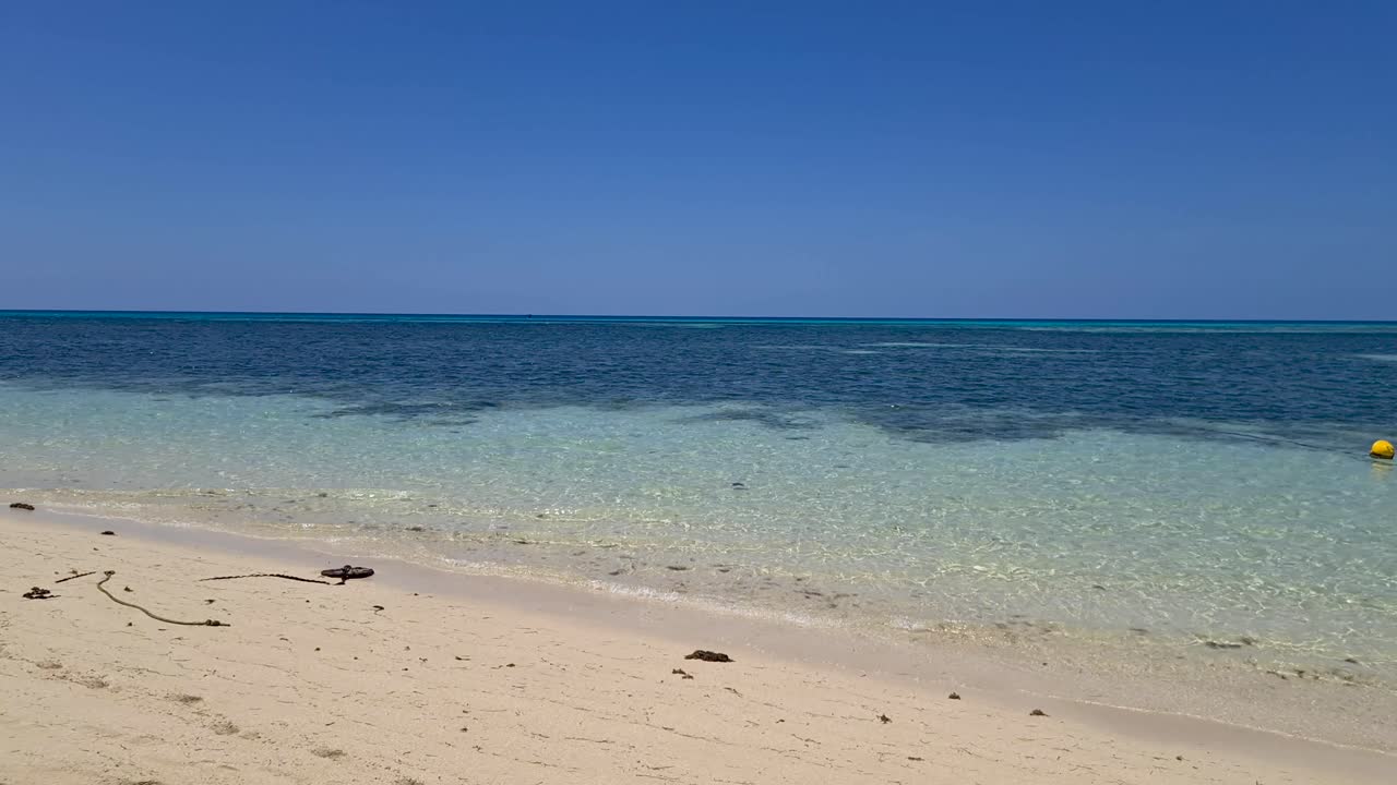 녹색 섬의 모래사장을 가로지르는 공중 저공 비행