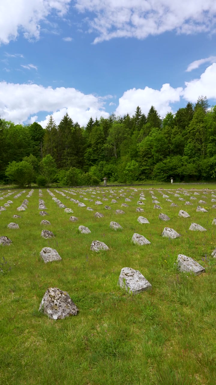 Historische Oostenrijks-Hongaarse militaire begraafplaats in Bovec vastgelegd in verticaal formaat