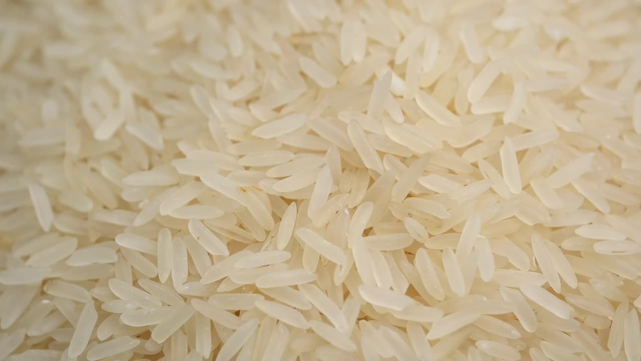 Primo piano di chicchi di riso bianco crudo