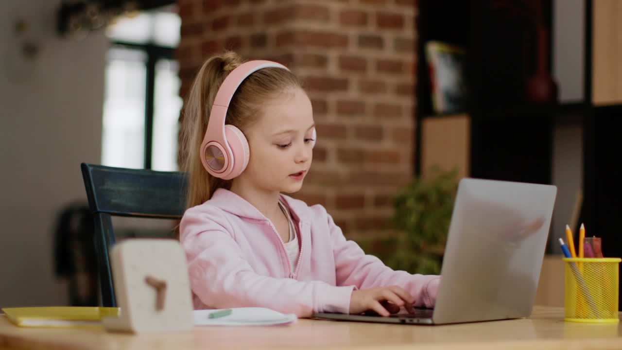 niña aprendiendo en línea