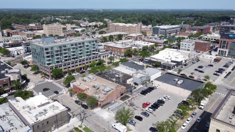 el icónico centro de la pequeña ciudad estadounidense de royal oak, vista aérea de drones