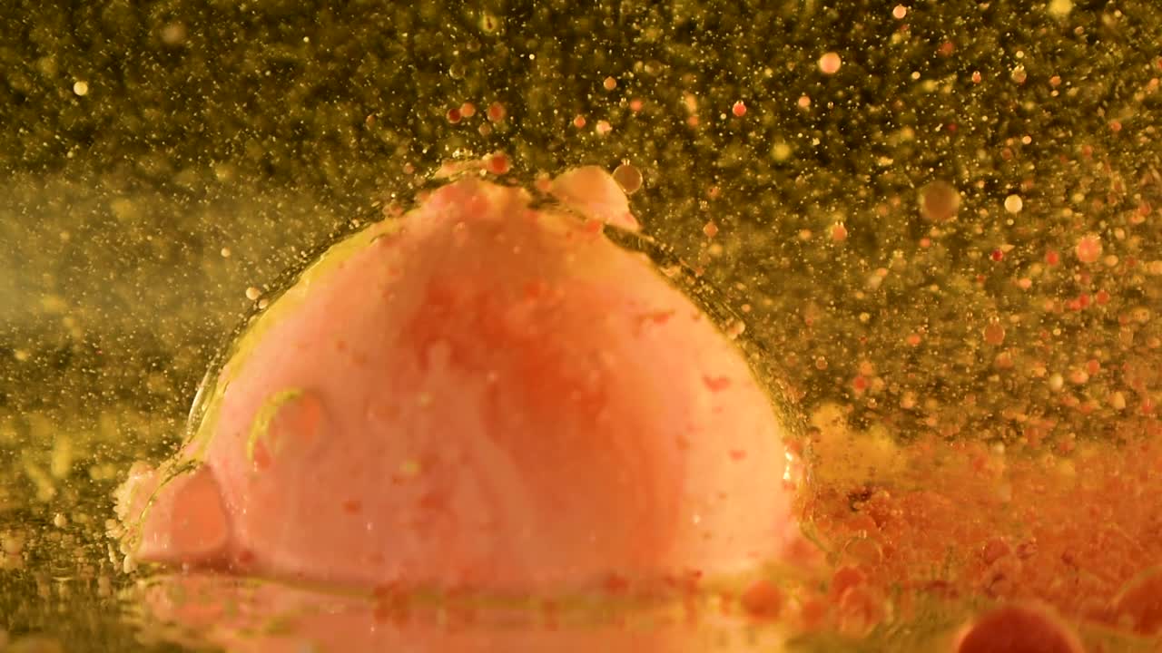 orbe de burbuja extra grande que se transforma y ralentiza disparando gotas con efecto de profundidad extrema 60 fps