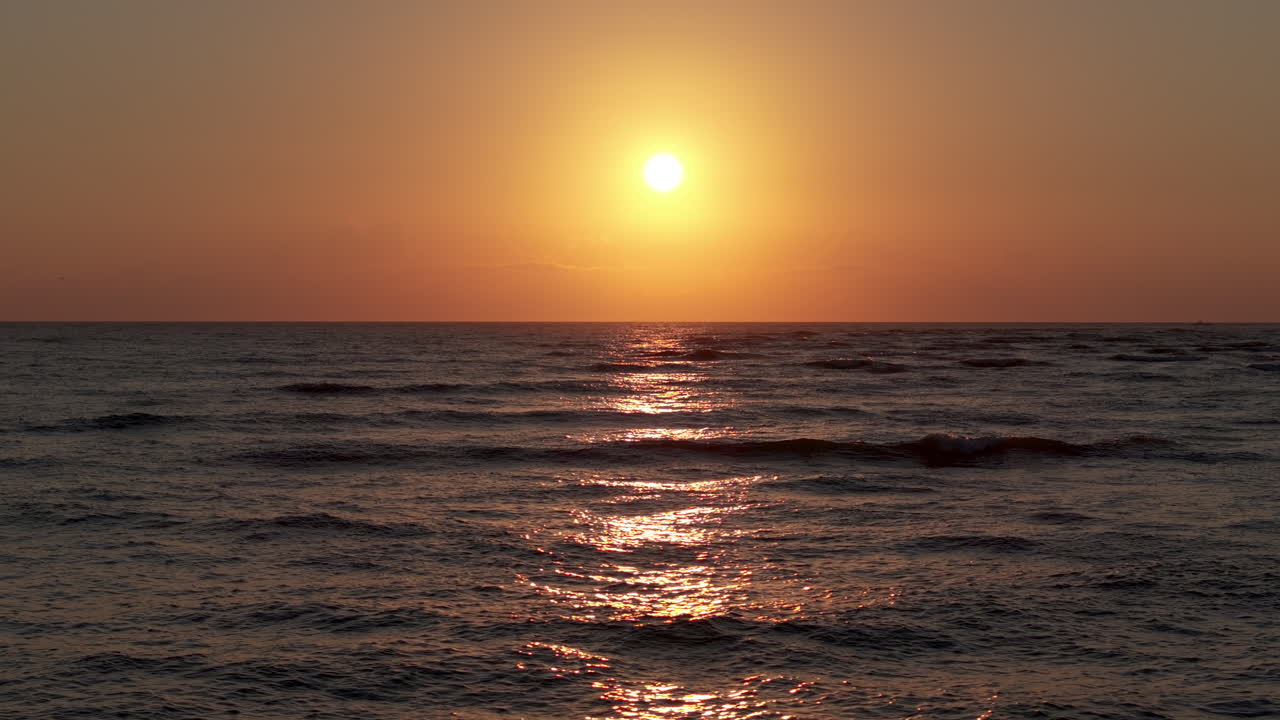 바다 위로 일몰