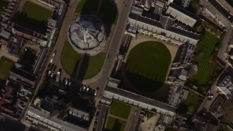 drone de arriba hacia abajo disparó sobre la biblioteca universitaria de la ciudad vieja de oxford