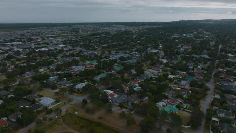 Vista-Aérea-De-Una-Gran-área-De-Casas-Familiares-En-Un-Barrio-Urbano-En-Un-Paisaje-Plano.-Puerto-Elisabeth,-Sudáfrica