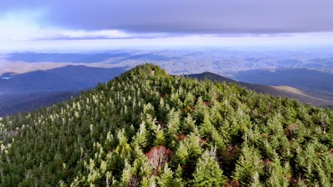 Rápida-Retirada-Aérea-Desde-El-Pico-Calloway-En-La-Cima-De-La-Montaña-Grand-Grand-Carolina-Del-Norte,-Carolina-Del-Norte.