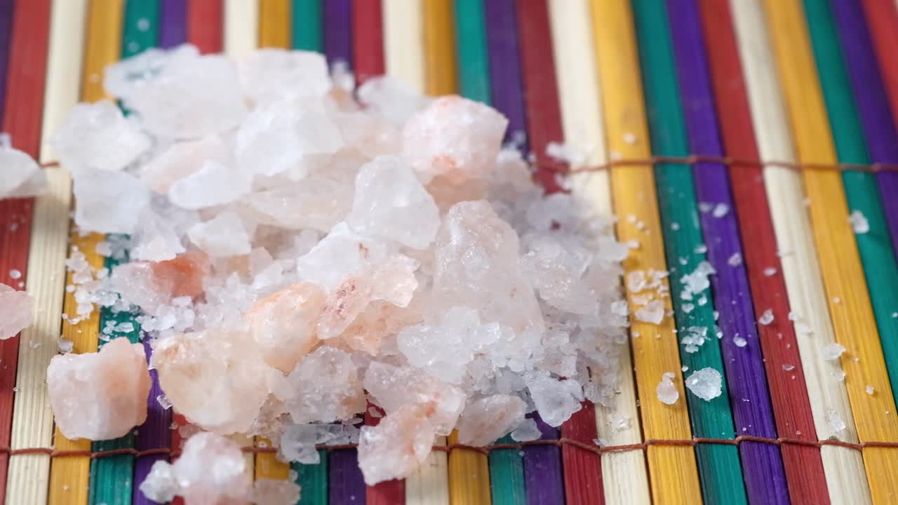 히말라야 분홍색 소금 결정 이 줄무 로 된 플래스메트 에