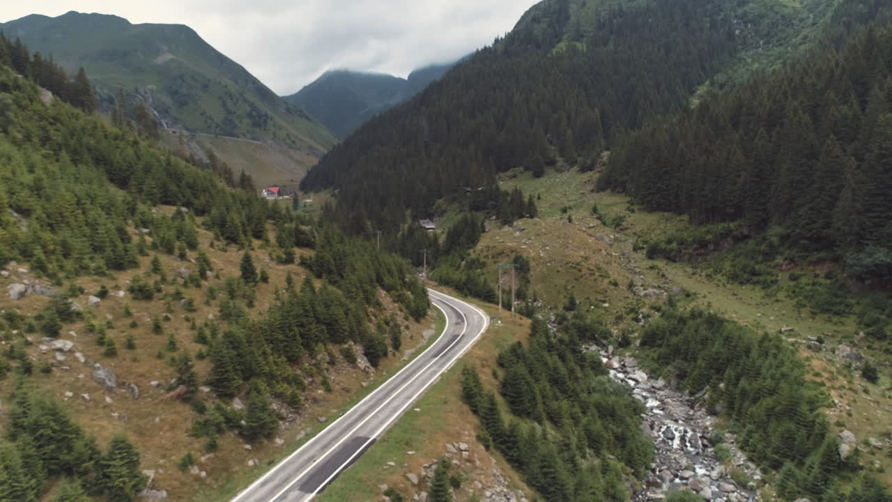 camino de montaña, aéreo
