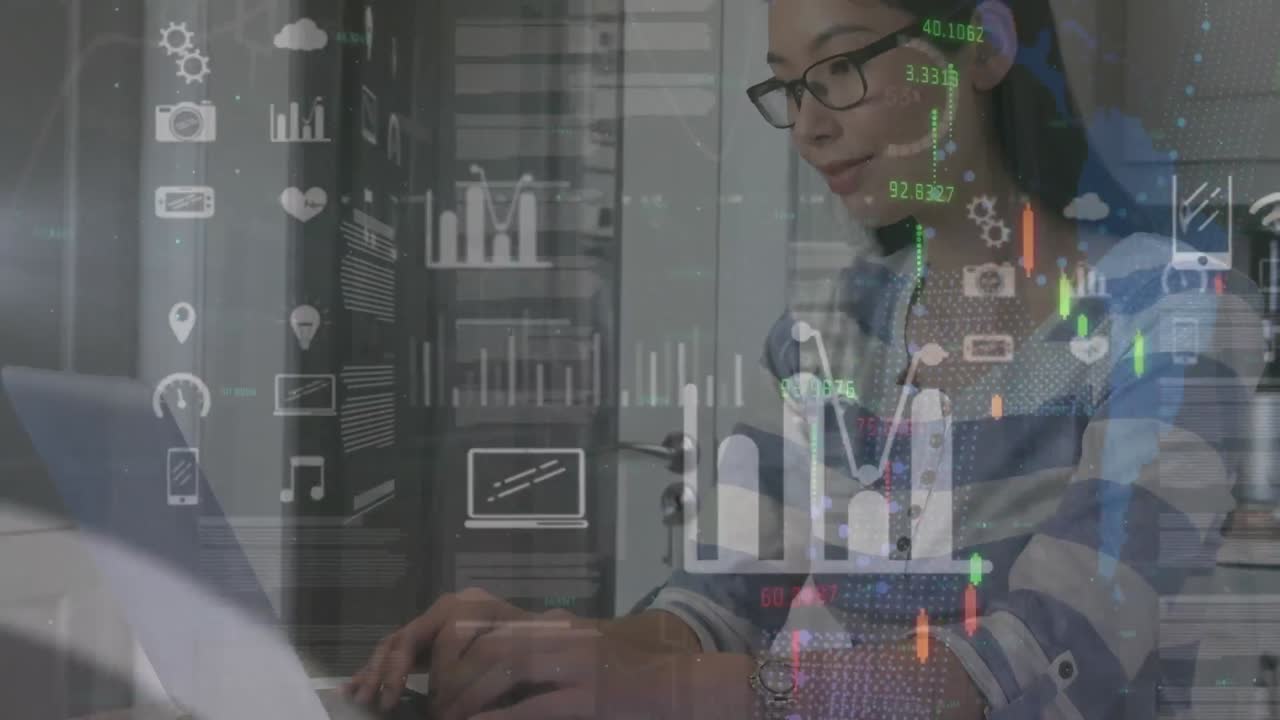 animación del procesamiento de datos sobre una mujer de negocios asiática usando una computadora portátil.