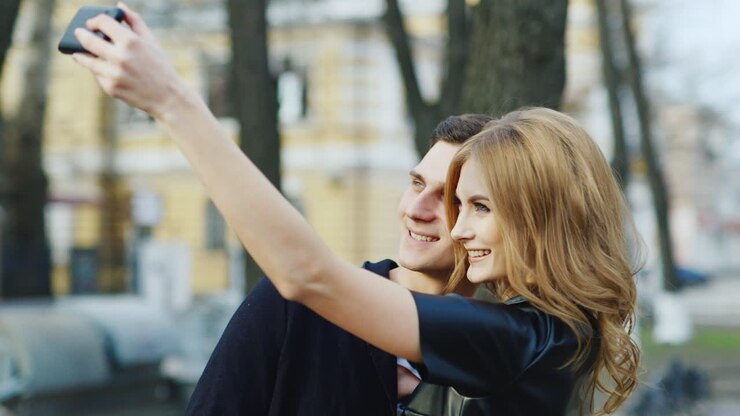 Coppia hipster che si fa un selfie divertente in città, video HD.