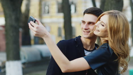 Pareja-Hipster-Haciendo-Selfie-Divertido-En-La-Ciudad-Video-Hd