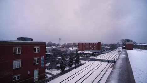 Tiro-Alto-De-Un-Día-Nevado-En-El-último-Piso-Del-Garaje-De-Estacionamiento