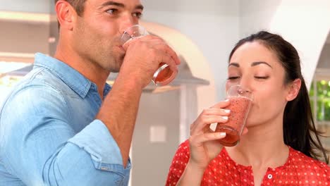 pareja bebiendo un vaso de batido