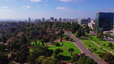vista aérea del distrito de la zona suburbana de san diego california, calles urbanas y edificios modernos en la parte superior del parque de la colina verde, el horizonte del paisaje urbano del centro con el puente coronado en el horizonte