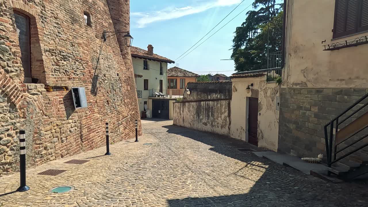 Strada acciottolata con edifici storici in Italia