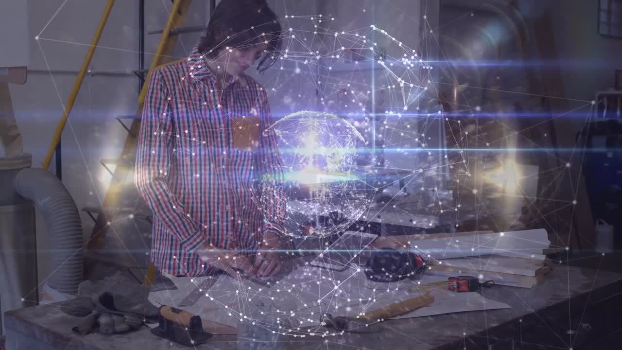 animación de la red de conexiones y el mundo sobre la mujer de negocios caucásica que trabaja