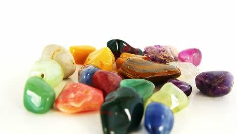 primer plano de piedras de guijarros de colores