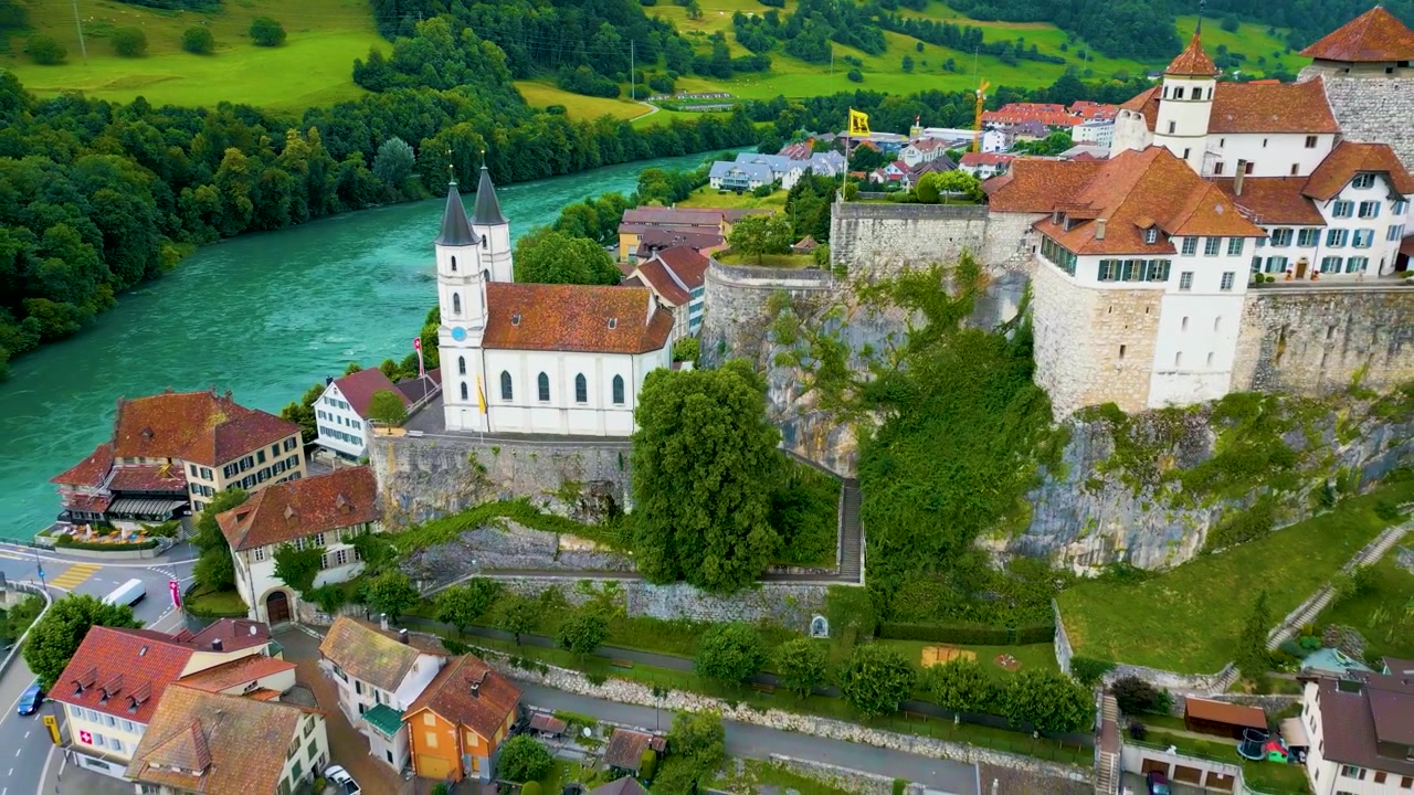 4K-Drohnenvideo der schönen Festung Aarburg und der Reformierten Kirche entlang des Flusses Aare in Aarburg, Schweiz.