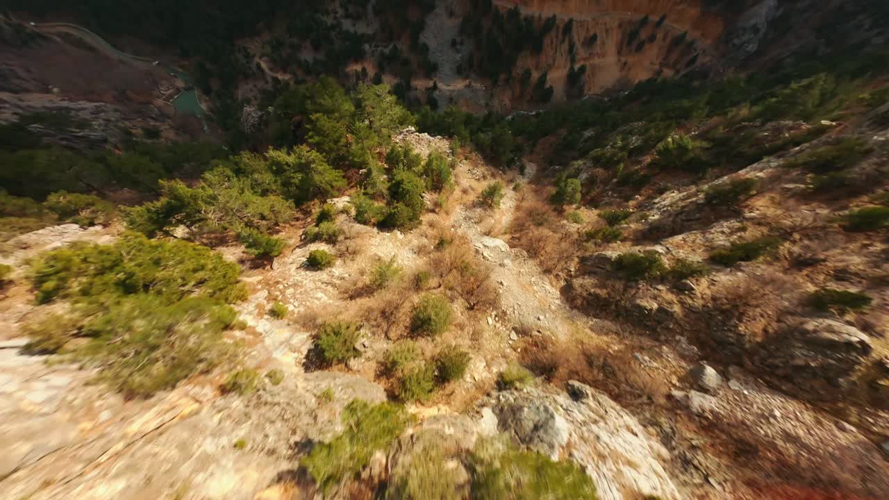 la vista del dron fpv de las montañas