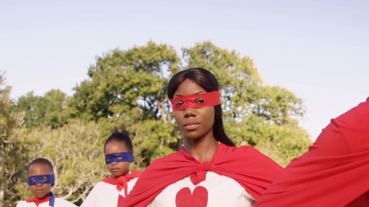 familia posando en el disfraz de superhéroes