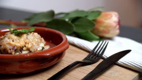 delicioso plato de risotto en una sartén de cerámica