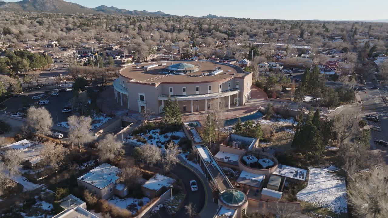 edificio del capitolio del estado de nuevo méxico en santa fe, nuevo méxico con video de avión no tripulado circulando en amplio plano