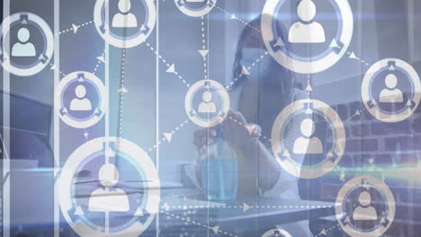 red de conexiones y animación de procesamiento de datos sobre mujer de negocios en la oficina