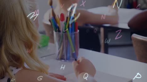 animación de números sobre la escritura de una estudiante caucásica