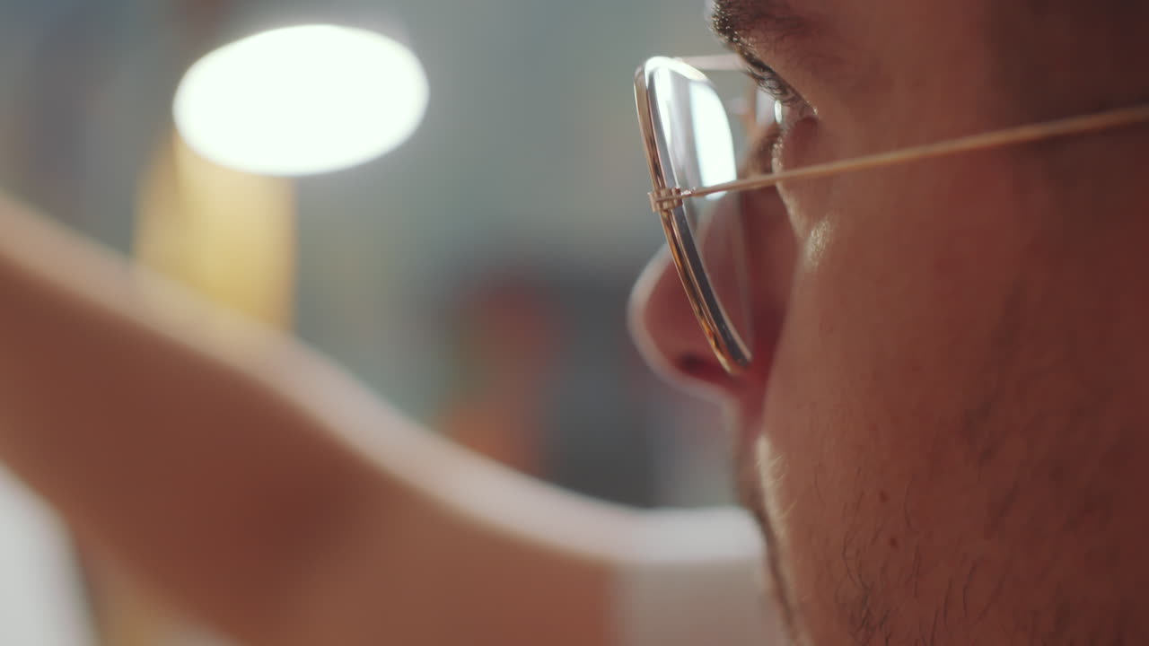 primer plano de la pintura del rostro del artista