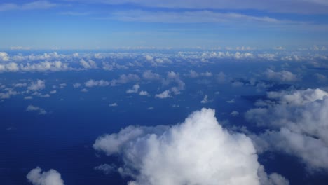 una perspectiva aérea de nubes flotando sobre la vasta extensión del océano durante el día
