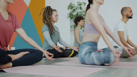 clase de yoga en grupo