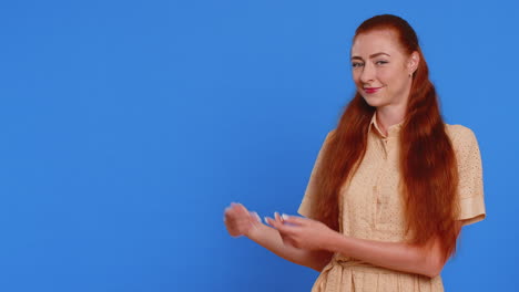 mujer joven mostrando los pulgares hacia arriba y señalando a la izquierda en el espacio en blanco lugar para su logotipo de publicidad