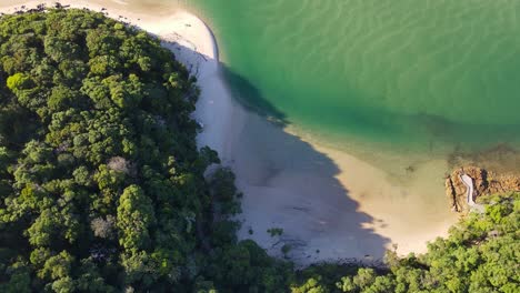 Paraíso-De-Arena-Blanca---Echo-Beach,-Queensland,-Australia---Antena