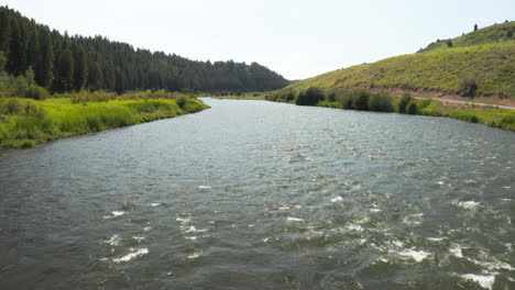 Niedrig-Fliegende-Drohnenaufnahmen-Entlang-Des-Flusses-Am-Henry&#39;s-Fork-River-Im-Südosten-Von-Idaho,-USA