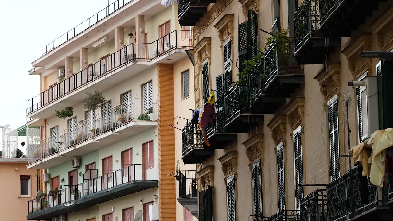 Roupas secando nas varandas em Nápoles, Itália