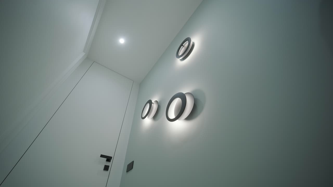 pasillo minimalista con luces de pared circulares modernas
