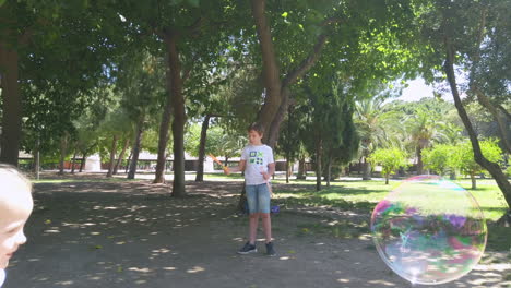 la chica corre tras una burbuja de jabón.