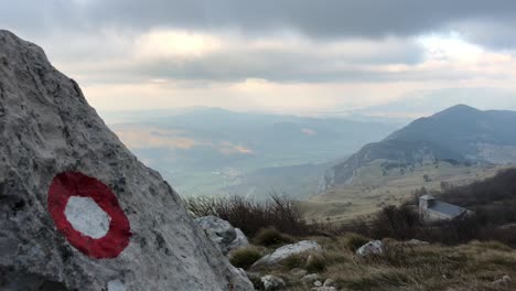 Mountain-sign-on-a-rock