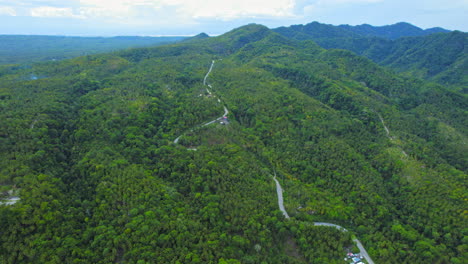 Carretera-Solitaria-Que-Atraviesa-La-Colina-De-La-Montaña-De-La-Selva-Tropical-Durante-El-Día-Soleado