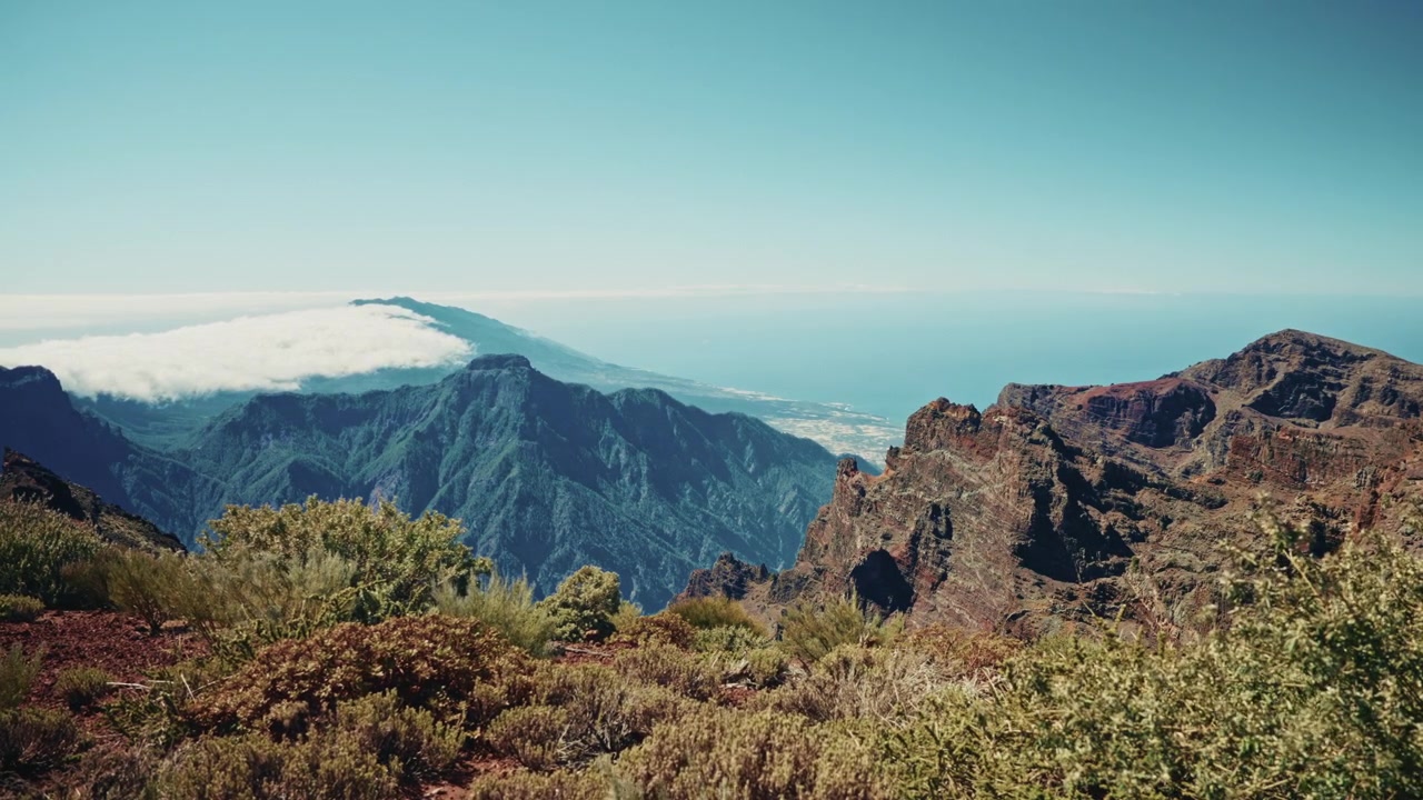 Vista panoramica delle alte montagne rocciose al Parco Nazionale di Taburiente a La Palma, Isole Canarie, da un punto di osservazione elevato