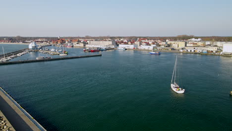 Barco-Navegando-En-El-Océano-En-Calma-Y-Llegando-A-Port-Hel-Cerca-De-La-Ciudad-De-Hel,-Polonia