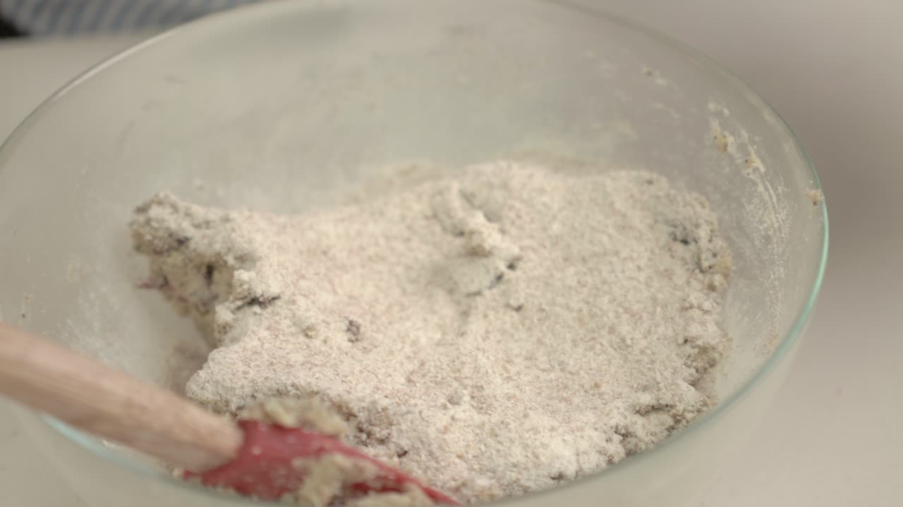 도우에 통밀 가루 추가